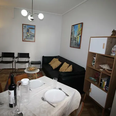 Com Patio Apartment *